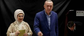 Recep Tayyip Erdogan dans un bureau de vote au côté de son épouse Emine Erdogan, à Istanbul, le 28 mai. 

