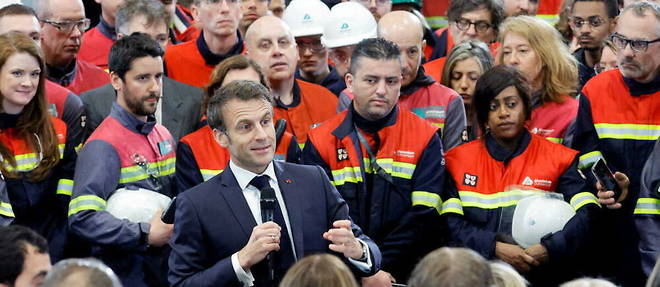 Emmanuel Macron avec les employes d'Aluminium Dunkerque, le vendredi 12 mai.
