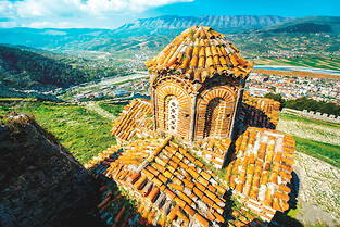 L&#039;Albanie reserve un patrimoine pour le moins inattendu, comme en temoigne le centre historique de la ville de Berat classe au patrimoine mondial de l&#039;Unesco.
