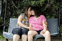 Samia et sa fille Aya, 11 ans, autiste severe non-verbale, a Montpellier (Herault), le 19 mai 2023.
