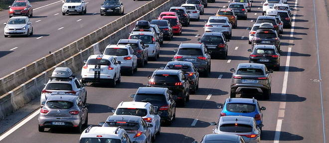 Many vacationers' cars are at a standstill during a traffic jam on the A7 motorway in the north-south direction during the weekend of August 15 with a summer vacation crossover.
