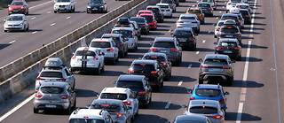 De nombreuses voitures de vacanciers sont à l'arrêt lors d'un embouteillage sur l'autoroute A7 dans le sens nord-sud lors du week-end du 15 août avec un chassé-croisé des vacances estivales.
