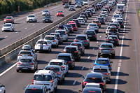 De nombreuses voitures de vacanciers sont à l'arrêt lors d'un embouteillage sur l'autoroute A7 dans le sens nord-sud lors du week-end du 15 août avec un chassé-croisé des vacances estivales.
