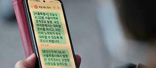 Un message inquiétant, accompagné d'une sonnerie stridente, a été reçu par tous les téléphones portables de Séoul. 
