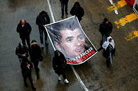 Des manifestants tiennent un portrait d'Yvan Colonna à Bastia (Haute-Corse), le 13 mars 2022, lors d'un rassemblement en hommage au militant indépendantiste mortellement agressé par un détenu dans la prison d'Arles. 
