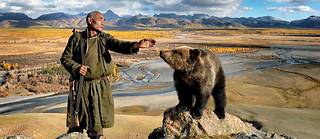 Tumursukh, qui veille sur la faune et la flore de la Taïga rouge, dans le documentaire de Hamid Sardar, « Mongolie, la vallée des ours » (2023).  ©Apple Macintosh