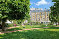 Detente au soleil dans un square du 14e arrondissement de Paris, le 19 mai 2023.
