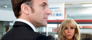 Emmanuel Macron et Brigitte Macron a l'institut Curie, a Saint-Cloud, le 16 mai.
