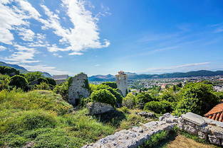 Ancienne citadelle blottie au pied du mont Rumija et construite au VI e  siecle par un empereur byzantin, Stari Bar ouvre la visite du Montenegro.
