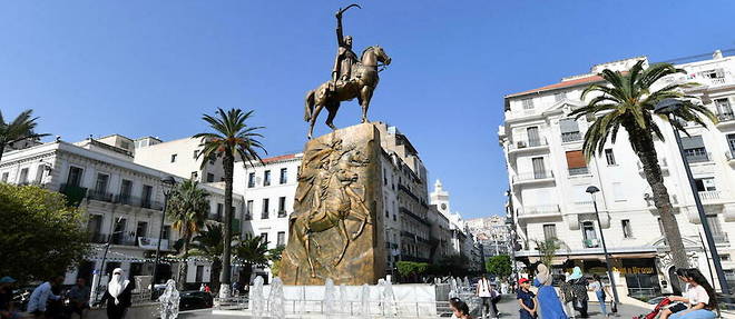 Héros de la résistance à la colonisation française dès 1832 et fondateur des prémices d'un État algérien, l'émir Abdelkader (1808-1883) fut un habile combattant et une figure marquante de la conciliation religieuse.
