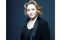 La cantatrice Karine Deshayes chante  Les Huguenots  de Meyerbeer a l'Opera de Marseille.
