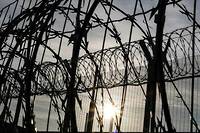 Le ministere assure que l'objectif de 15 000 places de prison supplementaires sera tenu en 2027.
