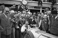 Héros de la résistance, Louis Rosier peut sourire au volant de sa Talbot Lago T 26 GS n°5 en ce dimanche 25 juin 1950, il vient de remporter la 18 e  édition des 24 Heures du Mans presqu'à lui tout seul, ne laissant le volant à son fils que pour deux tours, le temps d'avaler un sandwich.
