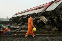Le bilan atteint pour l'instant 288 morts, de nombreux passagers pourraient avoir ete pieges sous des wagons.
