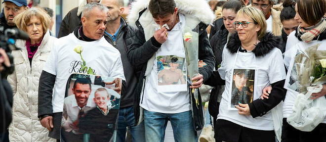 Guy Trompat (au milieu, entoure de proches), ici a Niort le 12 mars dernier lors d'un hommage a son fils assassine, Kevin, a ete condamne pour menaces de mort sur les reseaux sociaux.
Guy Trompat (au milieu, entoure de proches), ici a Niort le 12 mars dernier lors d'un hommage a son fils assassine, Kevin, a ete condamne pour menaces de mort sur les reseaux sociaux.