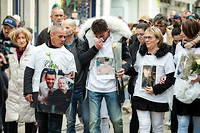 Guy Trompat (au milieu, entoure de proches), ici a Niort le 12 mars dernier lors d'un hommage a son fils assassine, Kevin, a ete condamne pour menaces de mort sur les reseaux sociaux.
