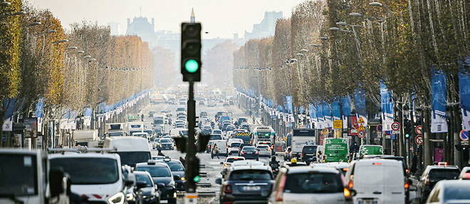 Les Champs-Elysees seront transformes en salle de classe geante dmianche pour une dictee.
Les Champs-Elysees seront transformes en salle de classe geante dmianche pour une dictee.