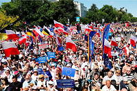 Venus de toute la Pologne, les manifestants – arborant les couleurs polonaises blanc et rouge et celles de l'Union européenne – ont répondu à l'appel du chef du principal parti d'opposition centriste (Plateforme civique, PO), l'ancien chef du Conseil européen, Donald Tusk, pour protester contre « la vie chère, l'escroquerie et le mensonge, en faveur de la démocratie, des élections libres et de l'UE ». 
