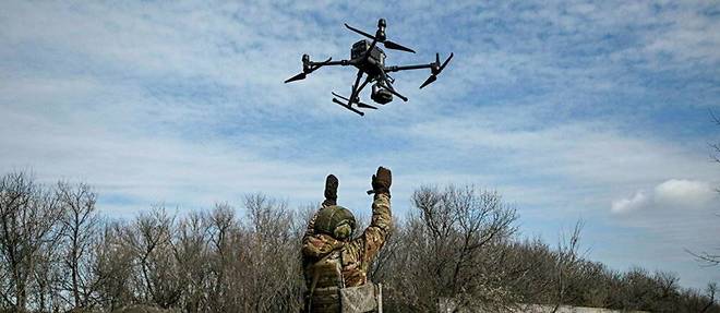  Un soldat ukrainien pilote un drone charge de reperer les positions russes installees dans les environs de Bakhmout.  (C)ARIS MESSINIS