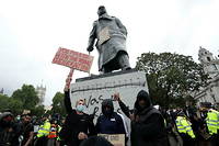 La statue de l'ancien Premier ministre britannique Winston Churchill, avec les mots (Churchill) << etait un raciste >>, sur la place du Parlement, dans le centre de Londres, l e 7 fevrier 2020.
