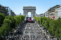 1 700 pupitres bien ordonnes ont tapisse les Champs-Elysees dimanche 4 juin.
