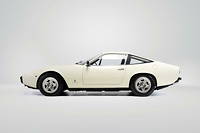 Cette Ferrari 365 GTC 4 ....blanche fut la première fabriquée et, pour cette raison, fut exposée au Salon de Genève et servit aux brochures publicitaires
