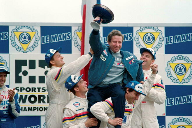 Jean Todt (blouson bleu), patron de Peugeot-Talbot Sport a réussi son pari en permettant à la marque au Lion de remporter une première victoire aux 24 Heures en 1992.
 ©  MARCEL MOCHET, MARCEL MOCHET, MARCEL MOCHET / AFP