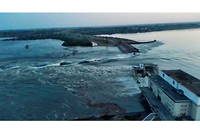 Le barrage hydroelectrique de Kakhovka, proche de la ville de Nova Kakhovka, dans la region de Kherson (Sud) partiellement occupee par la Russie, endommage apres une attaque, le 6 juin 2023.
