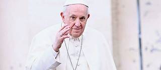 Le pape sera hospitalise pendant plusieurs jours apres l'operation.
