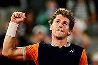 Casper Ruud célébrant sa victoire contre Holger Rune, et sa qualification pour la demi-finale de Roland-Garros.
