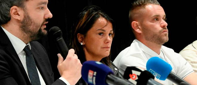 Les parents de la petite Lindsay, et leur avocat Pierre Debuisson (a gauche), lors d'une conference de presse, le 1er juin 2023.
Les parents de la petite Lindsay, et leur avocat Pierre Debuisson (a gauche), lors d'une conference de presse, le 1er juin 2023.