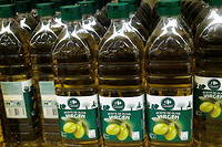 La repression des fraudes signale que les huiles d'olive commercialisees en France presentent << un taux d'anomalie >> eleve.
