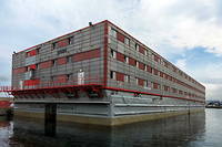 La barge           Bibby Stockholm           qui doit accueillir 500 migrants.
