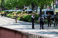 Des policiers montent la garde aux alentours du jardin de l'Europe, a Annecy, ou a eu lieu une attaque au couteau jeudi 8 juin.

