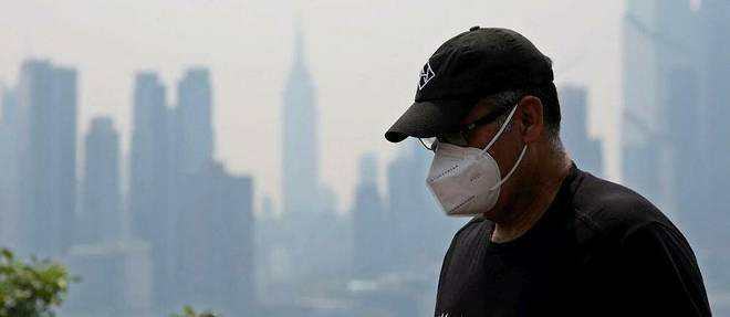 Une vue de Manhattan sous la brume des fumees des feux de foret canadiens, a New York, le 8 juin 2023.
