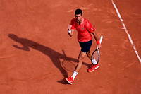 Novak Djokovic savoure sa septieme qualification en finale Porte d'Auteuil.
