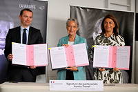 Le ministre du Travail Olivier Dussopt, la Premiere ministre Elisabeth Borne et la presidente du conseil departemental  Martine Vassal apres la signature d'un contrat de partenariat sur le theme de l'insertion professionnelle, a Salon-de-Provence (Bouches-du-Rhone), le 9 juin 2023.
