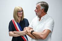 La maire nouvellement élue de Saint-Brevin-les-Pins, Dorothée Pacaud,  le 9 juin 2023, avec l'ancien maire Yannick Morez, qui a démissionné de son poste après avoir été la cible de menaces et de violences de l'extrême droite.
