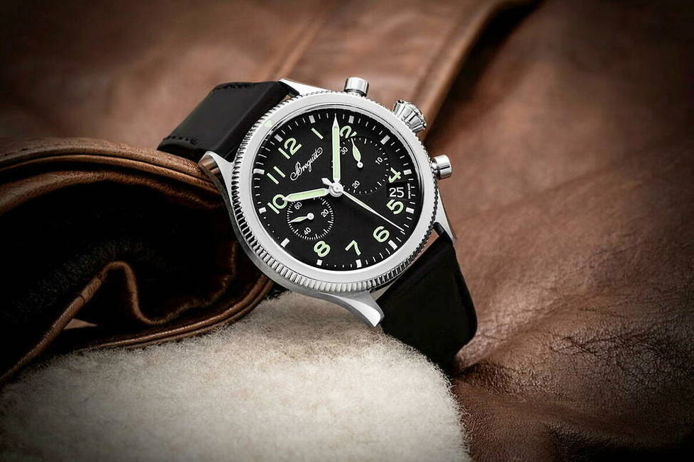 La montre Breguet Type 20 - Chronographe 2057 version militaire se caracterise notamment par sa lunette tournante bidirectionnelle non graduee et par la forme de la couronne.
