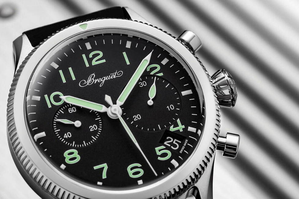 Le cadran de la montre Breguet Type 20 - Chronographe 2057 version militaire dispose d'un compteur 30 minutes positionne a 3h, tandis que le compteur 60 secondes se situe a 9h. Les aiguilles, les index et le repere triangulaire sont revetus d'une matiere luminescente de couleur vert menthe.

