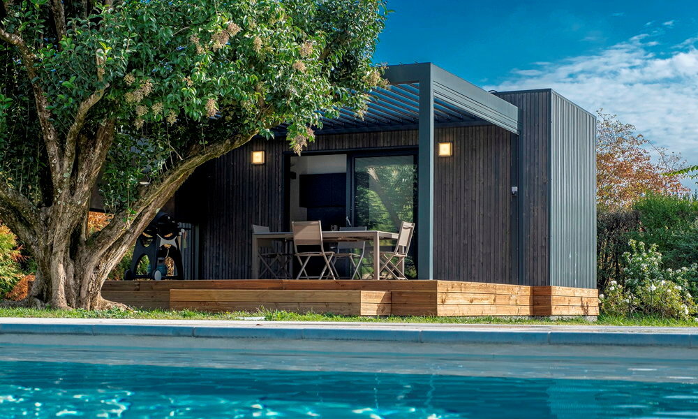 
Dependance. Finie la petite maison dans les broussailles ! Natibox, notamment, mise sur l'alcove design.