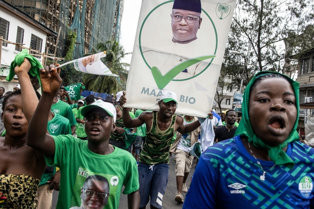 Sierra Leone: le president Bio prete serment apres sa reelection contestee