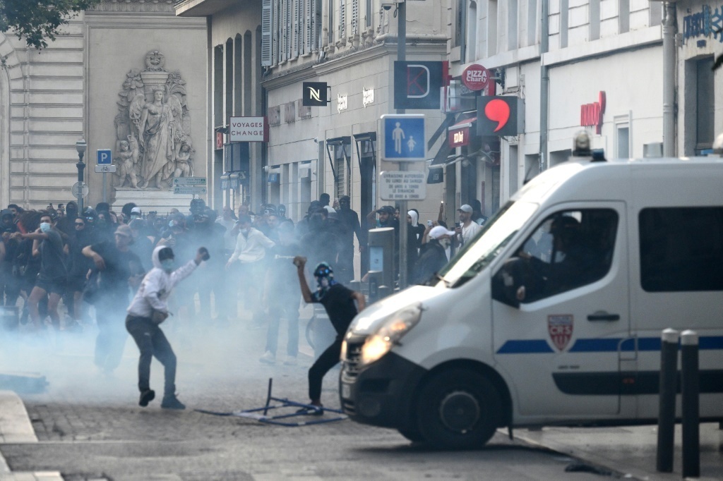 Marseille. Pourquoi la police patrouille à cheval au Vélodrome et sur le  Vieux Port ?