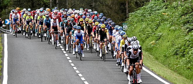 Lundi, le Tour de France debarque dans l'Hexagone, six jours apres la mort de Nahel. 
