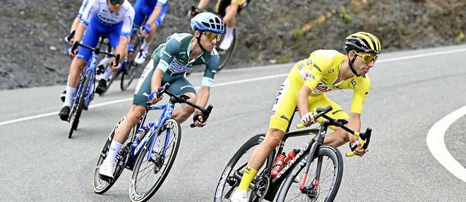Plusieurs coureurs du Tour de France ont constate des crevaisons de pneus a l'arrivee de la deuxieme etape dimanche. 
