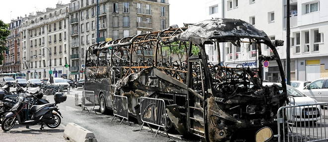 Un bus de tourisme calcine a Pantin (Seine-Saint-Denis), le 3 juillet 2023.
Un bus de tourisme calcine a Pantin (Seine-Saint-Denis), le 3 juillet 2023.