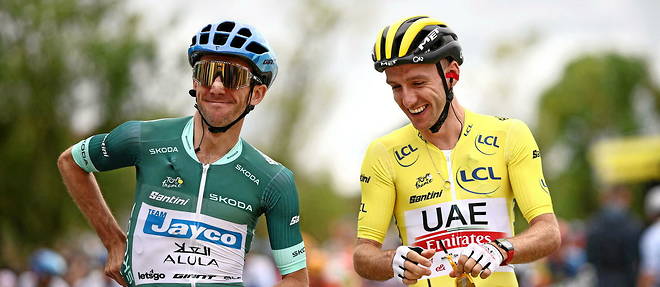 Au depart de la deuxieme etape du Tour de France, Adam Yates en jaune et son frere Simon Yates en vert, le 2 juillet 2023.
