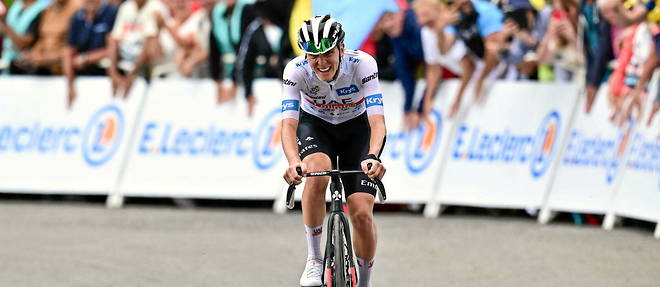 Tadej Pogacar a remporte la 6e etape du Tour de France jeudi au sommet de Cauterets-Cambasque en lachant Jonas Vingegaard dans la derniere montee pour lui reprendre 28 secondes au general.
