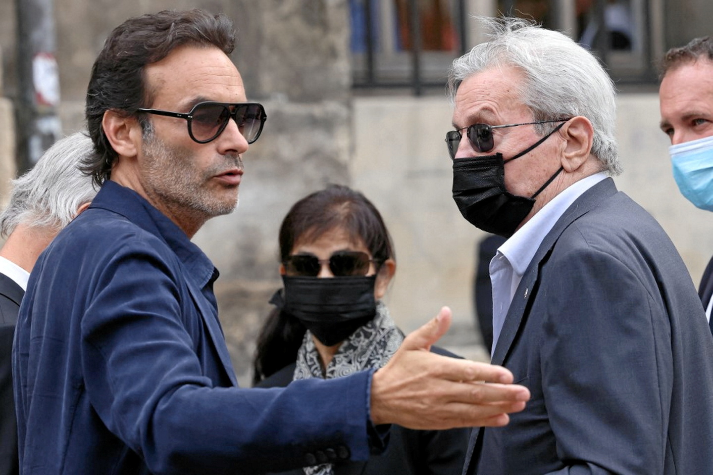Dame De Compagnie Japonaise En 6 Lettres Alain Delon : perquisition chez sa dame de compagnie, Hiromi Rollin