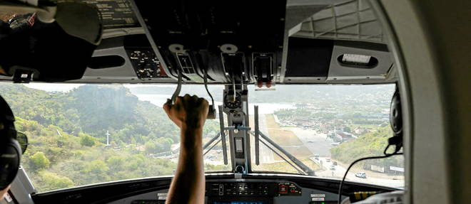 An Air Antilles pilot who is regarding to land in Saint-Barth on May 8, 2023.
